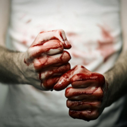 Энесин тирүүлөй көмгөн аңги соттолду