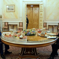 Путин бейрасмий жолугушууда Атамбаевди кандай коноктоду?