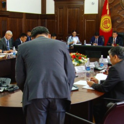 ВИДЕО-Премьер-министр аткаминерди чогулуштан кууп чыкты