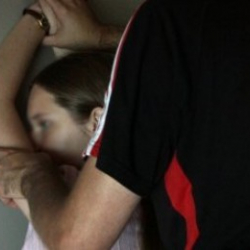 Атасы зордуктаган наристе кыздын айтып бергени сотту да ыйлаткан