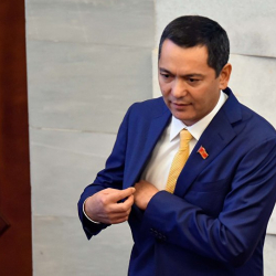  Өмүрбек Бабановду астына чалып алышып, унаа, квартира, жардамчы дегендерден толук баш тартабыз деп...