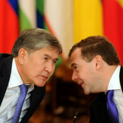 Атамбаев: "Кыргызстандын айдоочулук күбөлүгү боюнча Медведев менен сүйлөштүм"