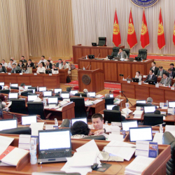 Депутаттар “Кыргызстанда аз камсыз болгондор калбай калды” дейт