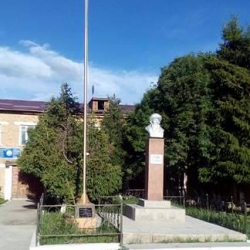 Ак Муз айылынын бүтүрүүчүлөрү желек желбиретишти