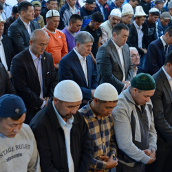 Алмазбек Атамбаев Орозо айтка байланыштуу майрамдык айт-намазга катышты