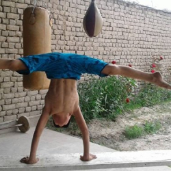 ВИДЕО-Оштогу балакай "Ван Дамм" турникке шпагатка отуруп, чимириле тээп өнөрүн көрсөттү  