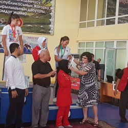 "Алыш" күрөшүндө жеңүүчүлөргө  “Курманжан Датка” фондунун негиздөөчүсү Жылдызкан Жолдошова жана Арсланбек Малиев белек тапшырды