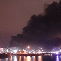 Жаңы жыл алдында  Улуу Британияда унаа токтотуучу жай 1400 машина менен кошо күйүп кетти