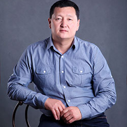 Сыймык Бейшекеев, КРнын Эмгек сиңирген артисти: «Саат 12ни күтпөй эле уктап калып канчалаган Жаңы жылдар тосулбай калды»