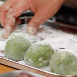 Жаңы жылдын салттык тамагы болгон  "mochiден» 2 киши каза болду