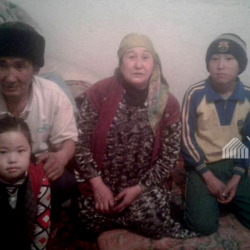 ВИДЕО-Памирден көчүп келген аялды 2 баласы менен кул катары иштетишкен