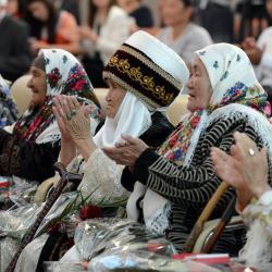 Тарбиянын башатында эне турат, балаң эл керегине жарасын десең, атасын хандай күтө бил?