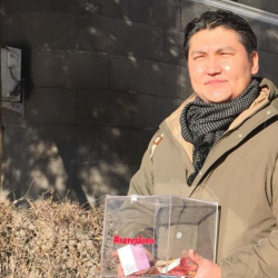 Активист доого жыгылган журналисттерге 30 миң сом чогултту