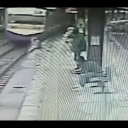 ВИДЕО: Карыган адам рельске кулап поезддин алдына калды