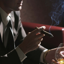 ВИДЕО: Аракка тоюп алып, кабинетте столдун үстүндө уктагандар