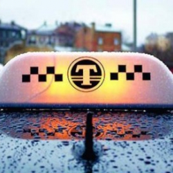 Бишкекте таксист кардарын сабап, анын телефонун тартып алган. Жабырлануучуга 30 миң сом зыян келтирилген