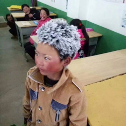 Мектепке келгичекти он жаштагы окуучунун чачтары муз болуп калган