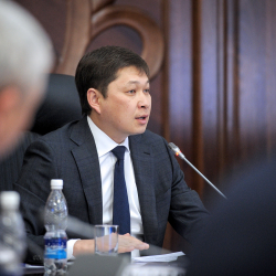 Сапар Исаков Жол кыймылы коопсуздугун камсыздоо боюнча комиссиянын кеңешмесин өткөрдү