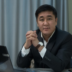 Дайырбек Орунбеков: Илим Карыпбековдун көзүнө ак көңүл айылдыктар, ниети таза тоолуктар  "АЛКАШТАР" болуп көрүнөт экен