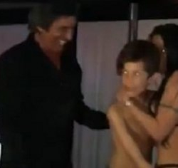 Америкалык миллионер уулунун 12 жашка толгон күнүнө стриптиз бийчилерин белек кылды