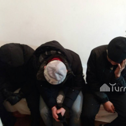 Нарын шаарында мас болуп, желим жыттаган жаш балдар кармалды