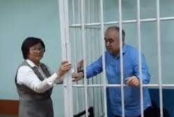 ВИДЕО: Роза Отунбаева абакта отурган Текебаевге палоо алып барса, аны...