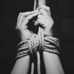 Сузакта аялдын колу-бутун байлап, алтын буюмдарын чечип кеткендер кармалды