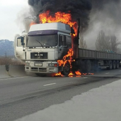 Боом капчыгайында жүк ташуучу автоунаа өрттөнүп жатат. Сүрөт