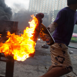 Колуна балта, бөтөлкө алган эки окуучу мектепти өрттөдү