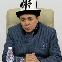 Абдышүкүр Нарматов жаңы чыккан эки миң сомуна мактанды!