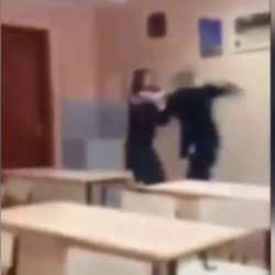 Бишкектеги №11 мектепте окуучу кызды мугалими сабап салган 