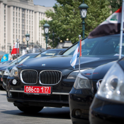 Бишкекте дипломатиялык номерлүү унаа эки кишини сүзүп кетти!