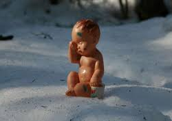 Найденный в мусорке младенец находится в тяжелом состоянии