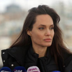 Анжелина Жоли сириялыктар жашаган лагерди кыдырып чыкты