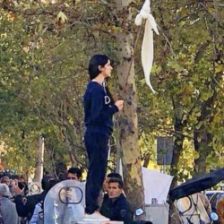 Хиджабга каршы чыккан аял камактан бошотулду