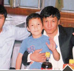 Ырчы Жеңишбек Айтиевдин өзүн дагы соттоду, баласын да өлтүргөндөр соттолду