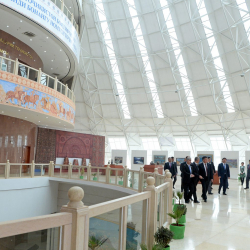 Президент Сооронбай Жээнбеков Тажикстандын Улуттук музейинде болду