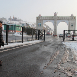 На кыргызско-таджикском участке временно приостановлено пропуск лиц и транспортных средств