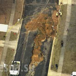 ВИДЕО - Улица провалилась под землю в США