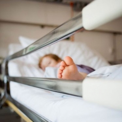 Дарыгер:"Баланын оң буту муздак тура бергендиктен, алууга туура келди"