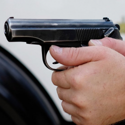 Жол талашкан айдоочулардын бирөөсү экинчисинин башына ок чыгарды