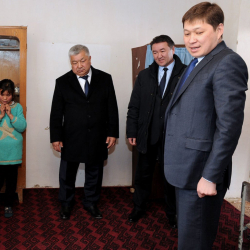 Саясатчылар, үйгө кирип жатканда бутуңарды чечип киргиле!