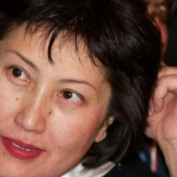 "Сыягы Алмазбек Атамбаев Арашандагы үч кабат үйүнө батпайт жатат окшойт", - дейт Чолпон Жакупова