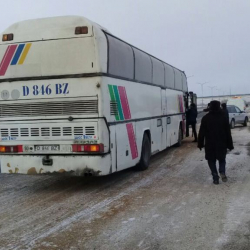 Казакстанда түн ичинде бузулган автобустагы 7 жердешибиз куткарылды