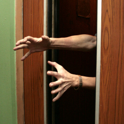 Бишкекте лифт оңдогондордун бирөө кызмат абалында каза тапты