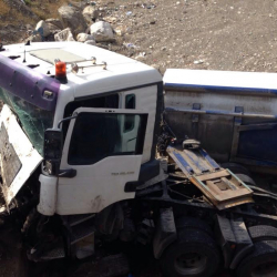 Жүк ташуучу унаа Бишкек-Ош унаа жолунун 401-чакырымында оодарылып кеткен