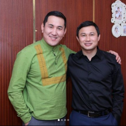 Акбар Сүйүнбаев туулган күнүн Султан Садыралиев менен Питерде гастролдоп жүрүп өткөрдү