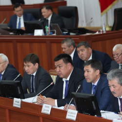 Сапар Исаков: “Быйыл “Жаӊы доорго – 40 кадам” долбооруна ылайык, жазгы талаа жумуштарына даярдык эрте башталат"