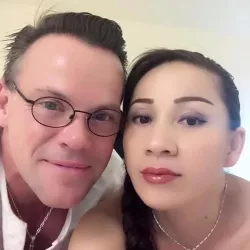 Күйөөсүн кызганып колундагы шакеги менен жыныстык мүчөсүн кесип салды