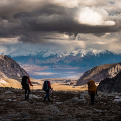 Аскадан кулаган альпинисттин бирөөсүнөн дайын жок